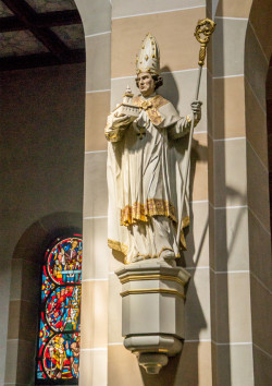 Figur des Heiligen Anno in Sankt Michael.