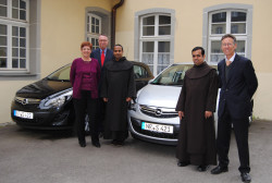 Übergabe zwei neuer Corsas an die Patres der Unbeschuhten Karmeliten. Foto: Dirk Woiciech