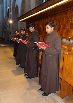 Gottesdienst der Karmeliten in der ehemaligen Abteikirche.