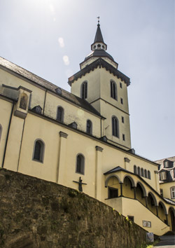 Stolzes Wahrzeichen auf dem Berg: Die ehemalige Abteikirche Sankt Michael.