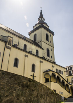 Stolzes Wahrzeichen auf dem Berg: Die ehemalige Abteikirche Sankt Michael. Stolzes Wahrzeichen auf dem Berg: Die ehemalige Abteikirche Sankt Michael.